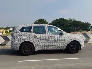 New Mahindra XUV500 Spied With A Set Of Funky Headlamps