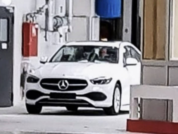 22 Mercedes Benz C Class Spied Similar Design And Interiors As Next Gen S Class Zigwheels