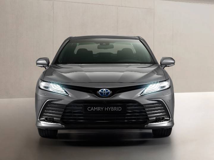 Facelifted Toyota Camry Hybrid Launched In India At Rs 41.70 Lakh ...