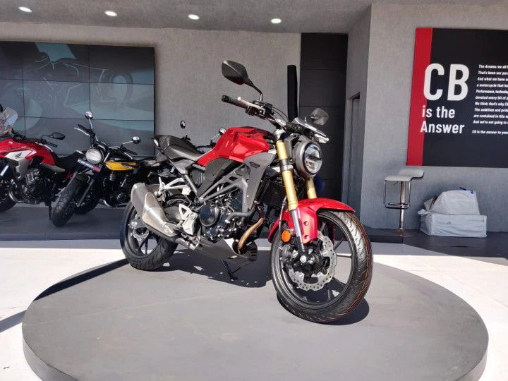 Honda CB300F 2022 có giá quy đổi chỉ từ 664 triệu đồng