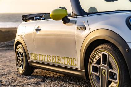 Mini's One-Off Cooper SE Electric Convertible Sure Looks Like Fun