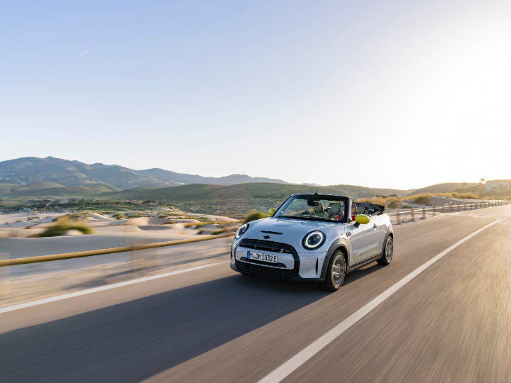 Mini's One-Off Cooper SE Electric Convertible Sure Looks Like Fun