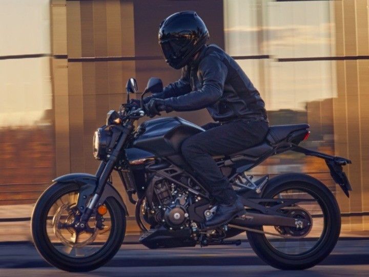 Honda CB250R 2022 được nâng cấp phuộc và màn hình LCD