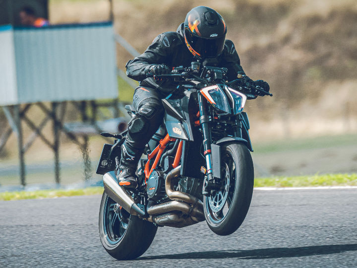 KTM 1290 SuperDuke R and SuperDuke RR Review - Definition Of READY TO RACE