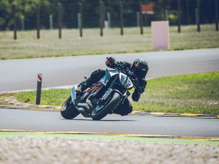 KTM 1290 SuperDuke R and SuperDuke RR Review - Definition Of READY TO RACE