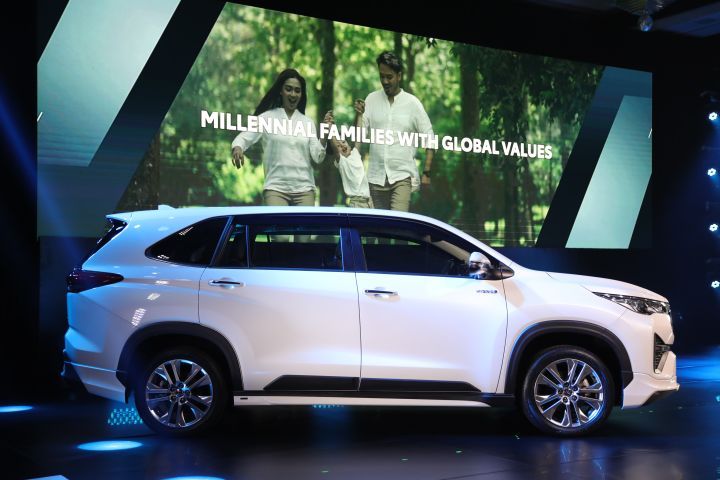 3 Ways Toyota Innova Hycross MPV’s Middle Row Seats Will Pamper You ...
