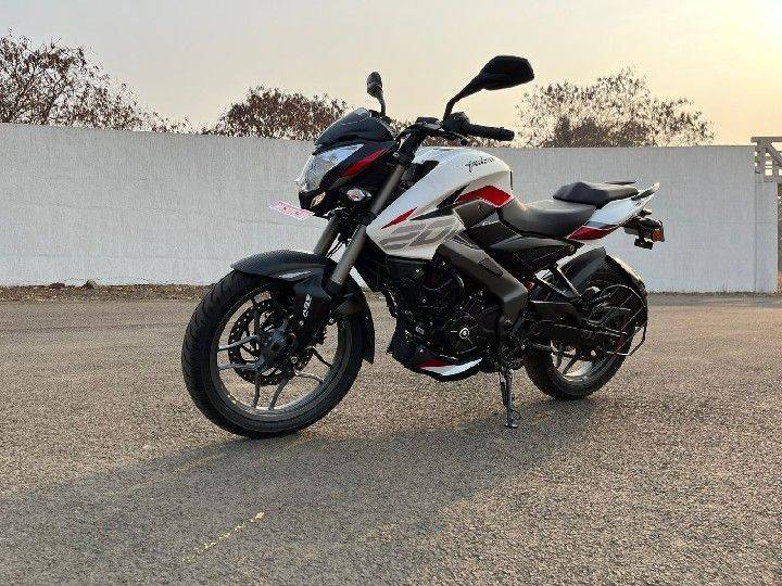 Updated Bajaj Pulsar NS200 Vs KTM 200 Duke: Image Comparison - ZigWheels