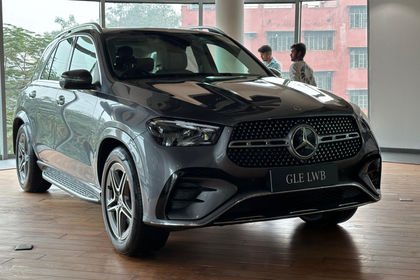 The facelifted Mercedes-Benz GLE 2023 is detailed in 8 photos