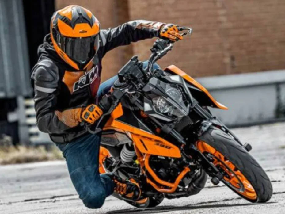 KTM 390 Duke Riding