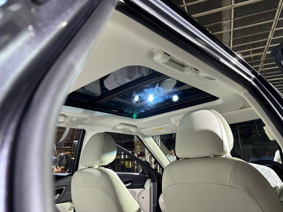 Mahindra XUV 3XO Panoramic Sunroof