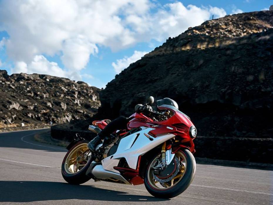 MV Agusta Superveloce 1000 Serie Oro Cornering 2