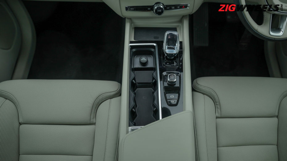 2025 Volvo XC60 Facelift Review: Chill, Not Chasing gallery