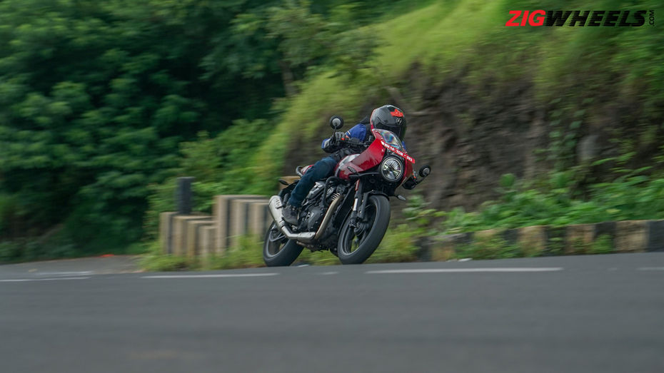 Triumph Thruxton 400 Cornering Triumph Thruxton 400 Cornering