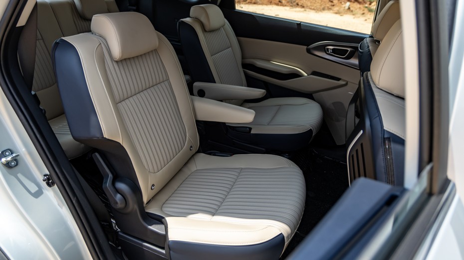 Kia Carens Clavis captain seats