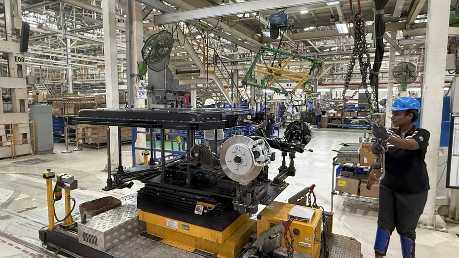 MG Windsor EV battery robot