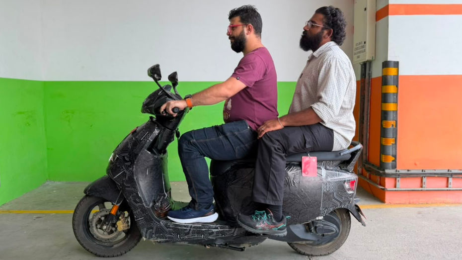 Simple Wave rider & pillion Simple Wave rider & pillion