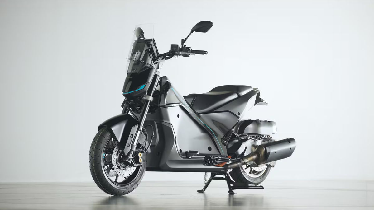 Yamaha Develops New Twin-Motor Hybrid Scooter Concept
