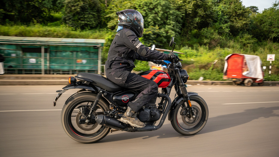 Royal Enfield Hunter 350 Riding Shot