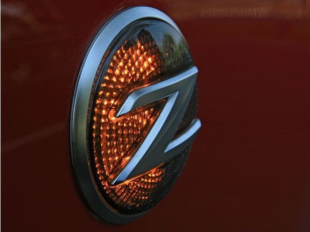 Nissan 370 Z indicator logo