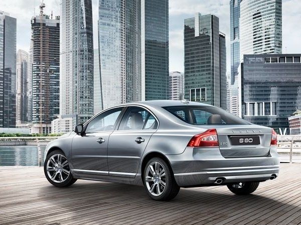 Volvo S80 Rear Side View
