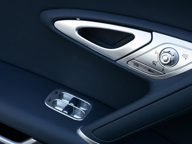 Veyron-Drivers-side-inside-door-controls