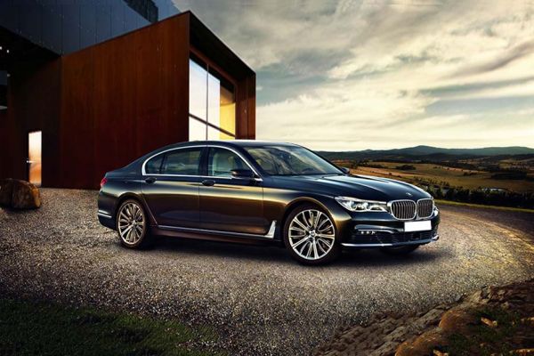 Front 1/4 left Image of 7 Series