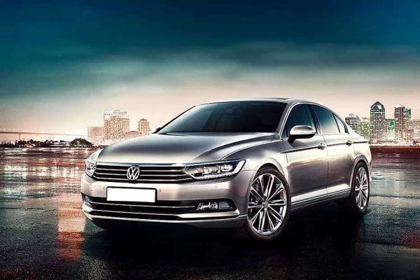 Front 1/4 left Image of Passat