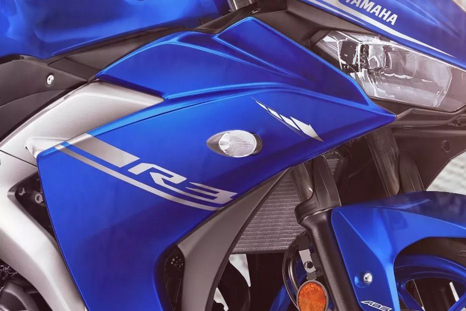 Front Indicator View of YZF R3
