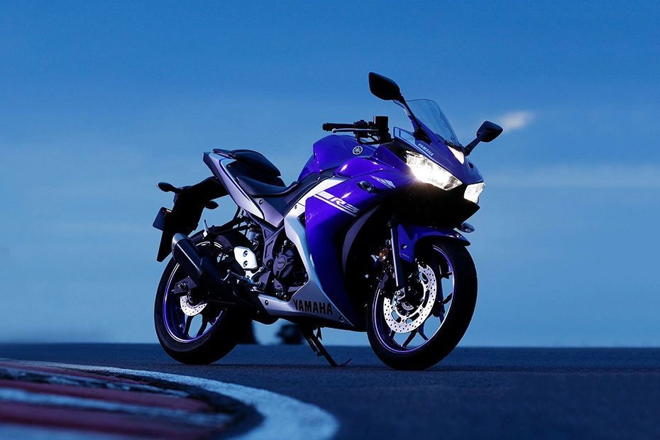 Front Right View of YZF R3