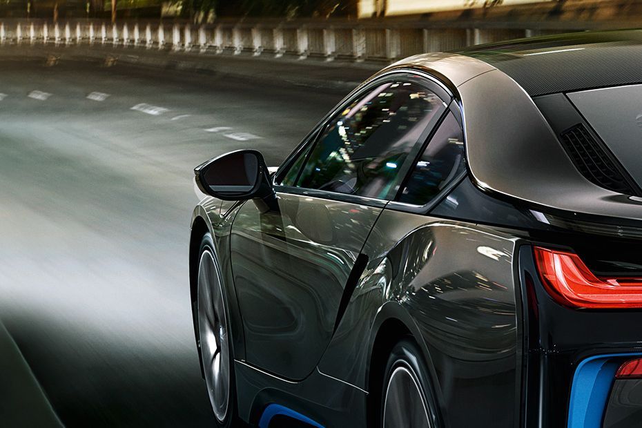 Side mirror rear angle Image of i8
