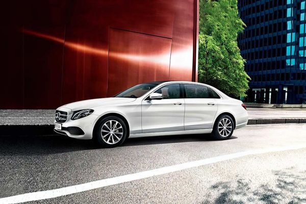 Front 1/4 left Image of E-Class