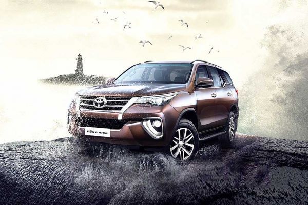 Front 1/4 left Image of Fortuner