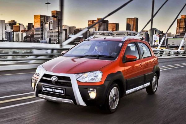 Front 1/4 left Image of Etios Cross