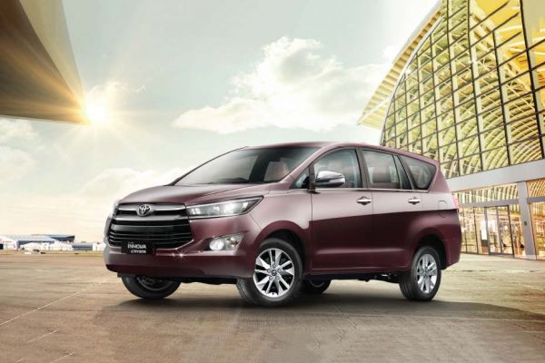 Front 1/4 left Image of Innova Crysta