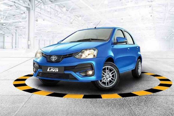 Front 1/4 left Image of Etios Liva