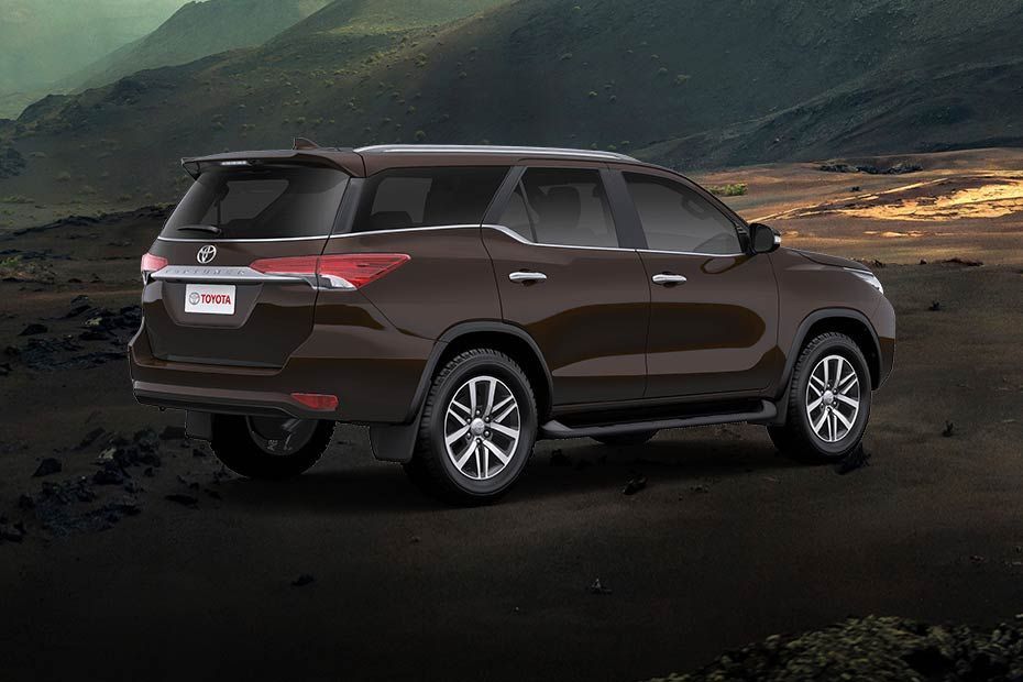 Rear 3/4 Right Image of Fortuner