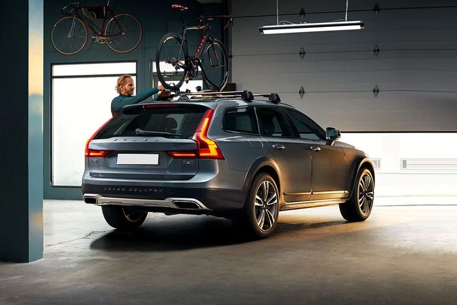Rear 3/4 Right Image of V90 Cross Country