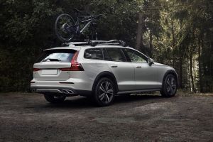 Rear 3/4 Right Image of V60 Cross Country