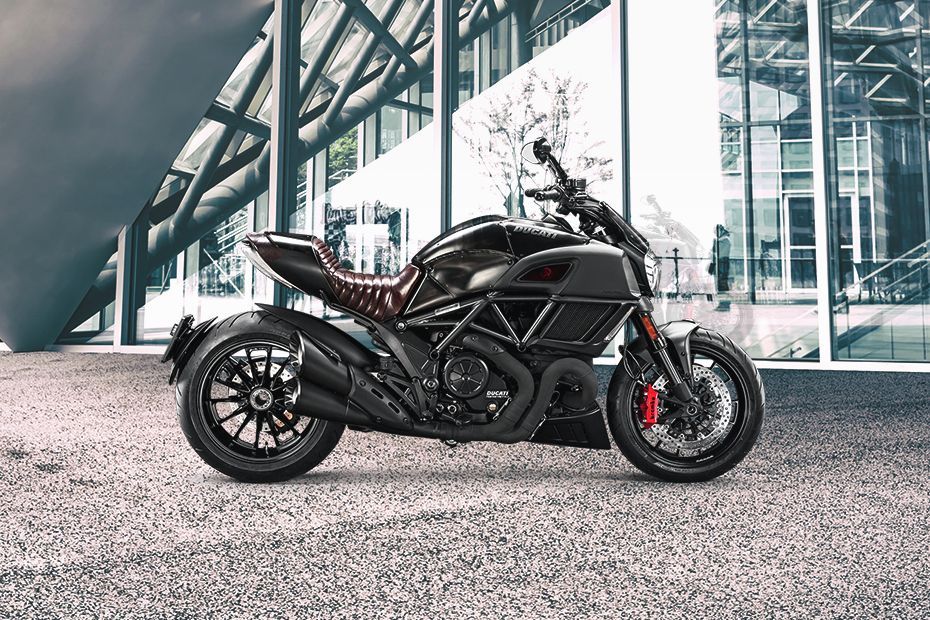 Right Side View of Diavel Diesel