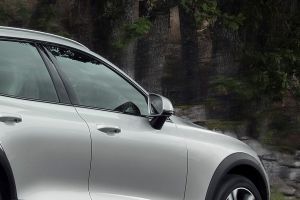 Side mirror rear angle Image of V60 Cross Country