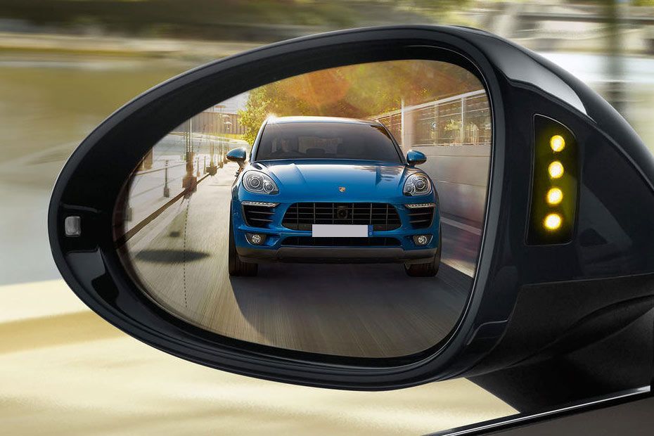 Side mirror rear angle Image of Macan