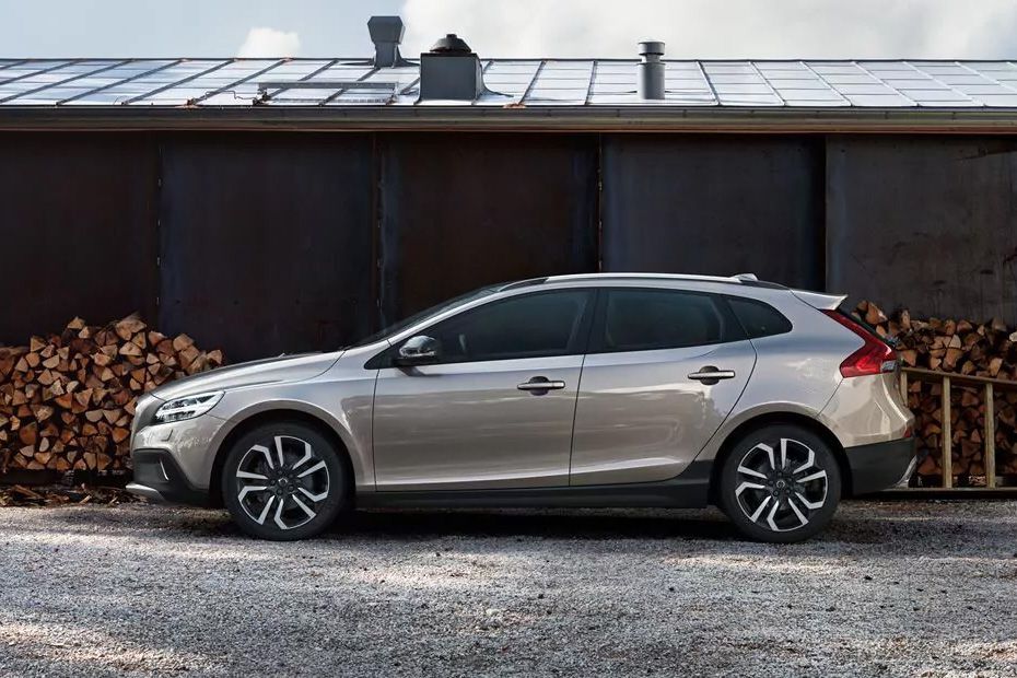 Side view Image of V40 Cross Country