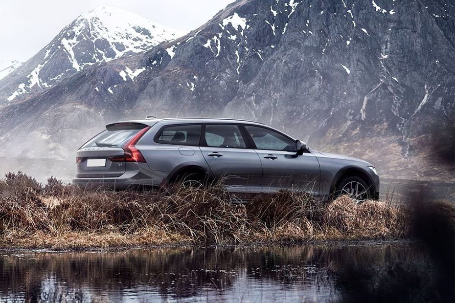 Side view Image of V90 Cross Country
