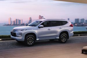 Side view Image of Pajero Sport 2019