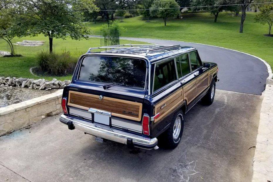Carrier view Image of Grand Wagoneer