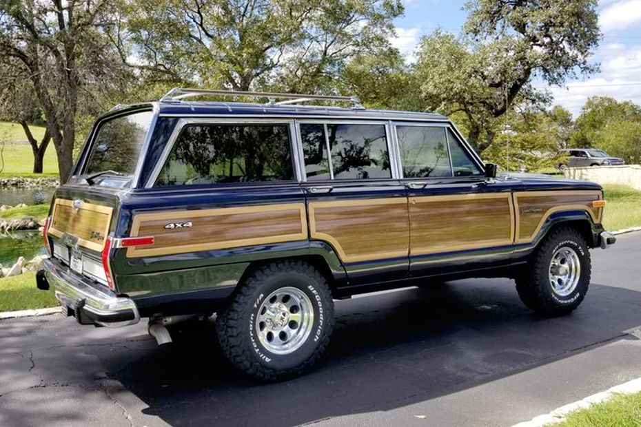 Rear 3/4 Right Image of Grand Wagoneer