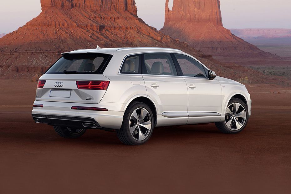 Rear 3/4 Right Image of Q7