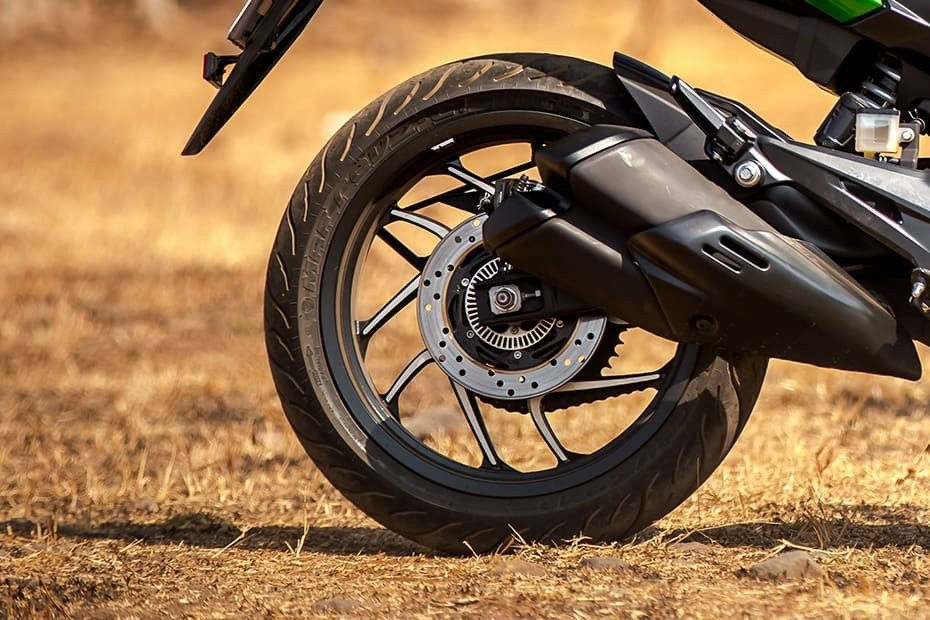 Rear Tyre View of Dominar 400