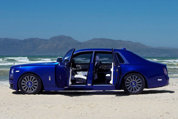 Side view Image of Rolls Royce Phantom