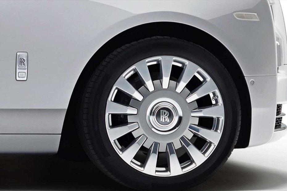 Wheel arch Image of Rolls Royce Phantom